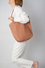 Load image into Gallery viewer, Everyday Leather Tote TAN NUDE
